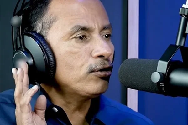 Foto colorida de Bezouro Azul. Ele está de camisa azul, é branco e tem o cabelo preto - Metrópoles