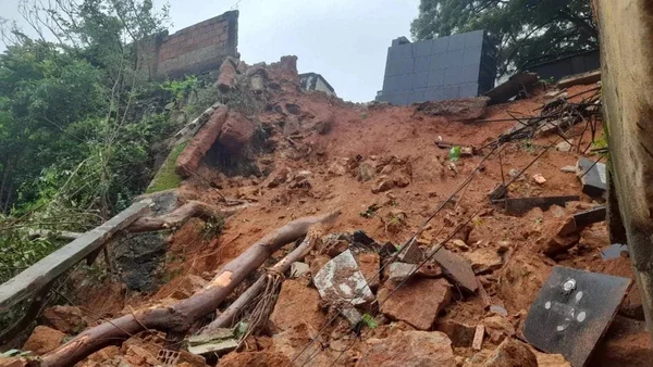Muro de cemitério desaba e lama arrasta corpos em Minas Gerais
