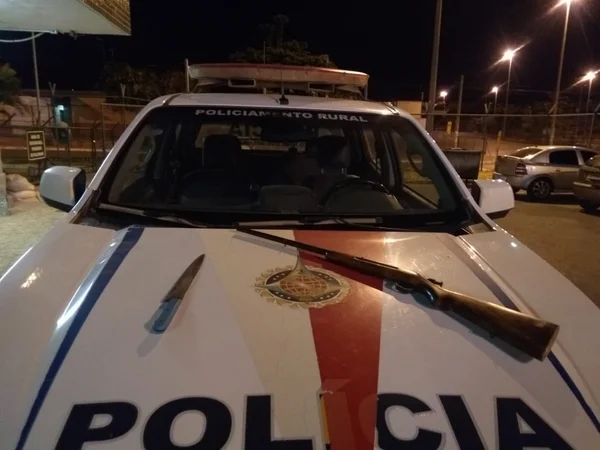 Briga entre vizinhos termina com homem preso por porte de arma de fogo