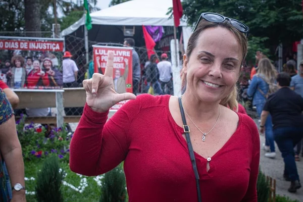 Filha de Lula vai a acampamento em defesa da liberdade do pai