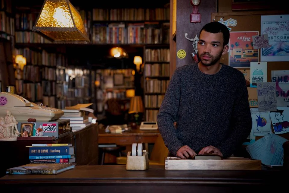 Justice Smith como Tom em Sharper - Uma Vida de Trapaças Justice Smith como Tom em Sharper - Uma Vida de Trapaças