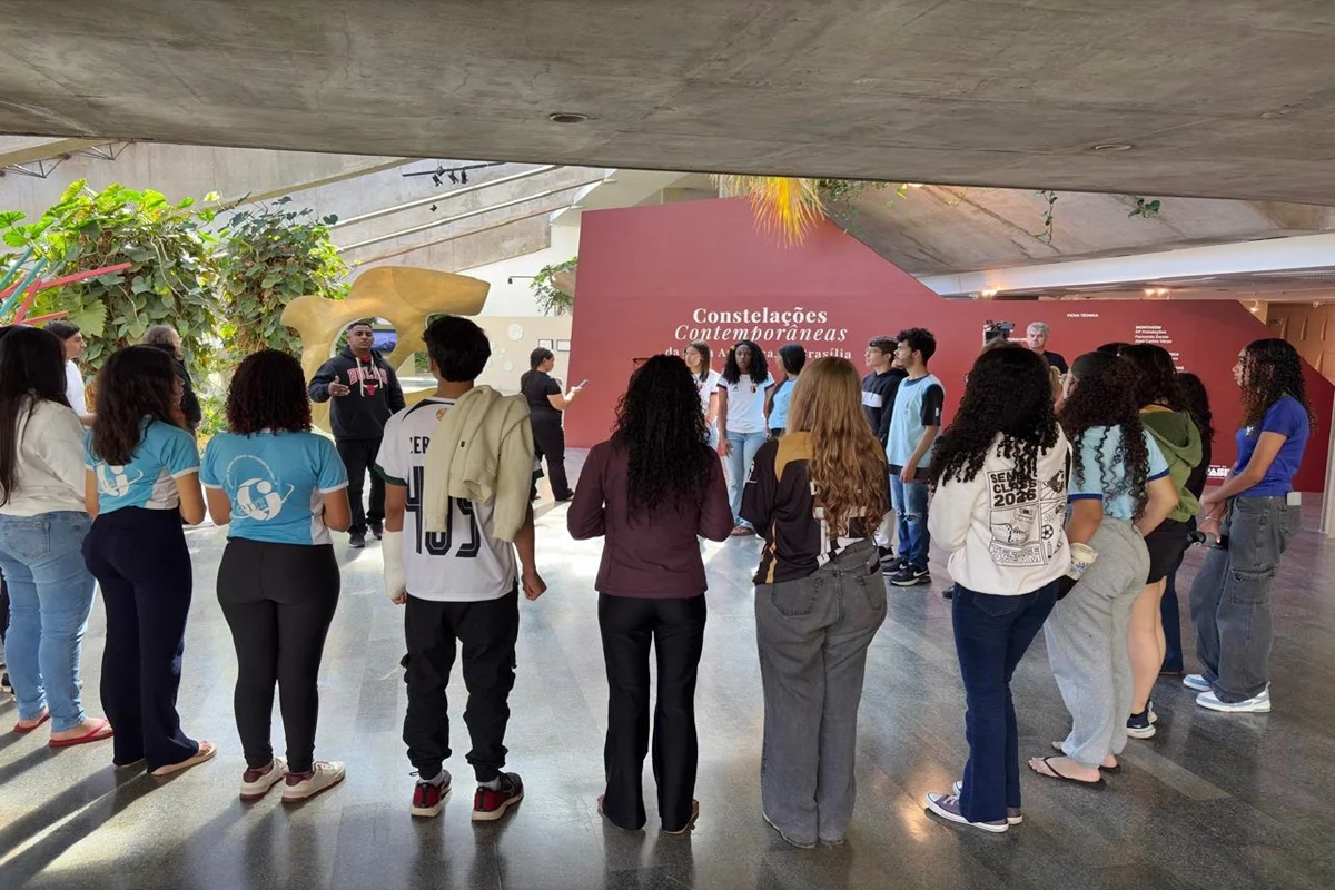 Estudantes do ensino médio apreciam mostra Constelações Contemporâneas em Brasília