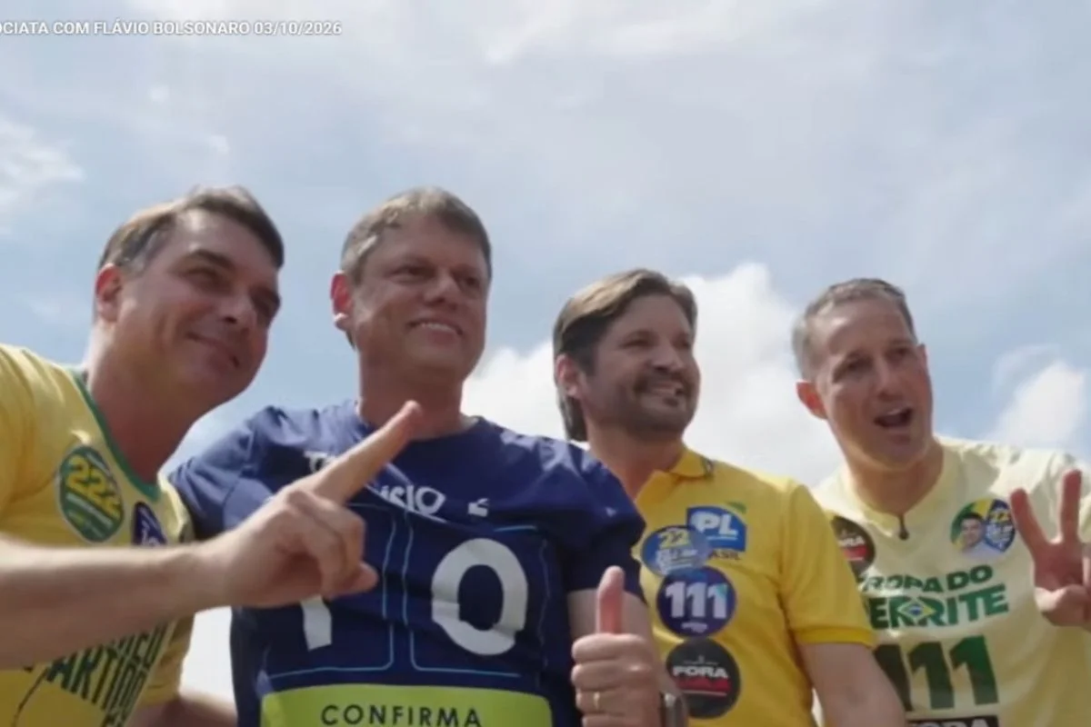 Tarcísio e Flávio Bolsonaro se unem em motocarreata no interior de SP - imagem 4 Tarcísio e Flávio Bolsonaro se unem em motocarreata no interior de SP - imagem 4