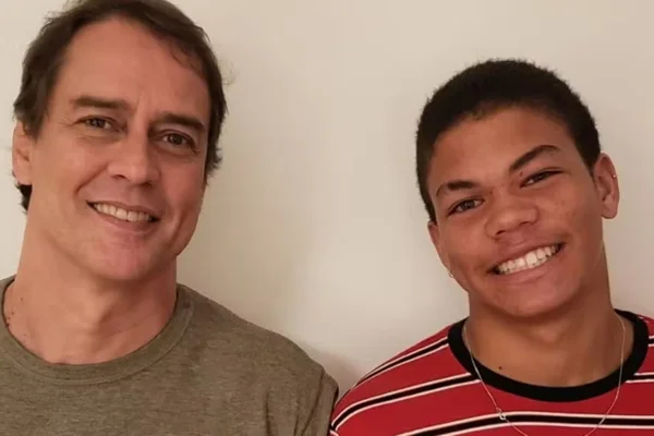 Marcello Antony revela o motivo de ter exposto adoção do filho com HIV - Metrópoles