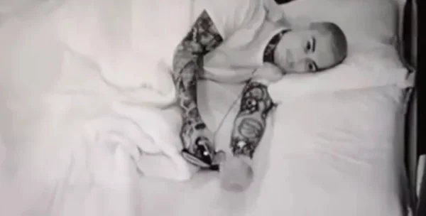 Mas já? Dynho chama Sthefane para a cama de casal com ele