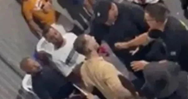 Imagem colorida do vereador e do segurança que o agrediu retirada das câmeras de segurança - Metrópoles