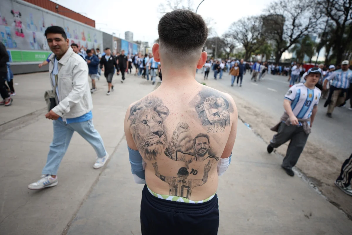 Torcedor argentino tatua Lionel Messi nas costas Torcedor argentino tatua Lionel Messi nas costas