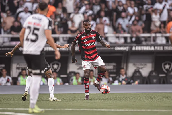 Imagem colorida do jogo entre Flamengo x Vasco - Metrópoles