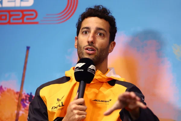 Pelo Instagram, Ricciardo afirma que cumprirá contrato com a McLaren