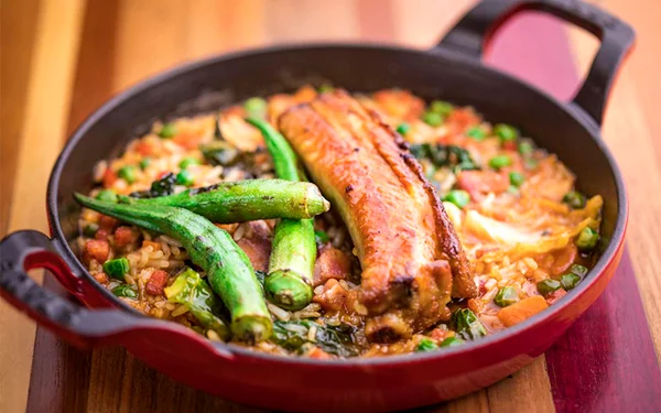 receita de arroz com linguiça bragantina, costelinha e quiabo, do Balaio IMS, em SP