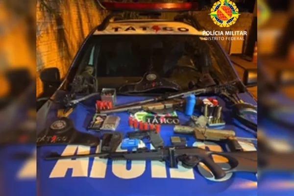 Armas em cima de viatura da polícia
