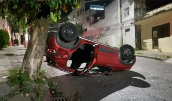 Motorista de aplicativo desvia de cachorro e capota carro em BH