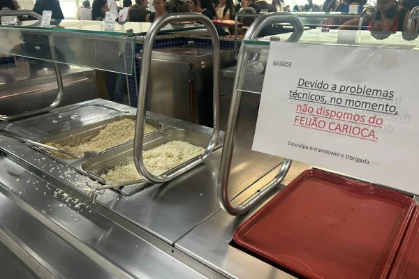 Denúncias sobre a qualidade da comida servida já atingem pelo menos dois bandejões da USP, com registros na EACH e na Faculdade de Direito - Metrópoles