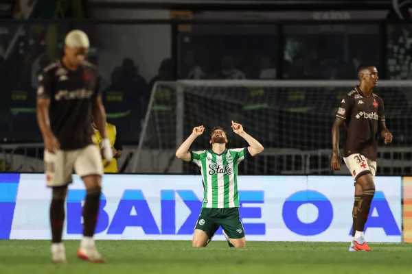 Hermes comemorando gol do Juventude sobre o Vasco