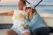 Poliana Rocha e Leonardo posam durante passeio de barco Poliana Rocha e Leonardo posam durante passeio de barco