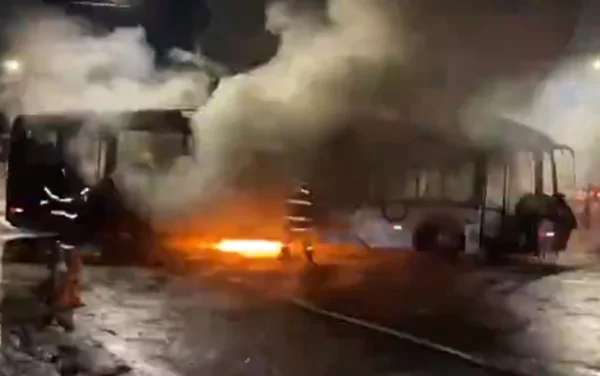Manifestantes incendeiam ônibus em ato contra morte de jovem em SP
