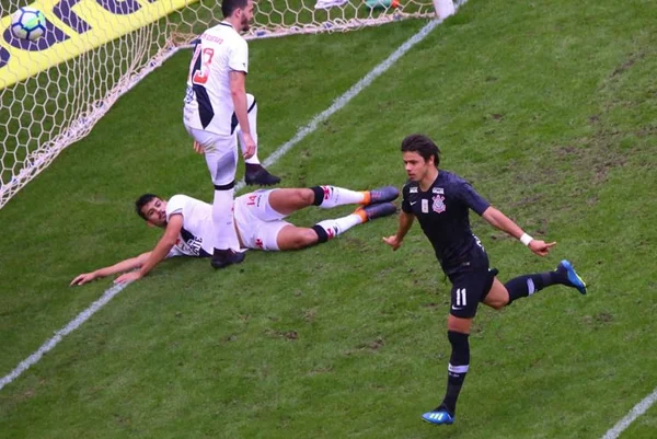 Em dia de Romero, Corinthians vira e goleia o Vasco no Mané Garrincha