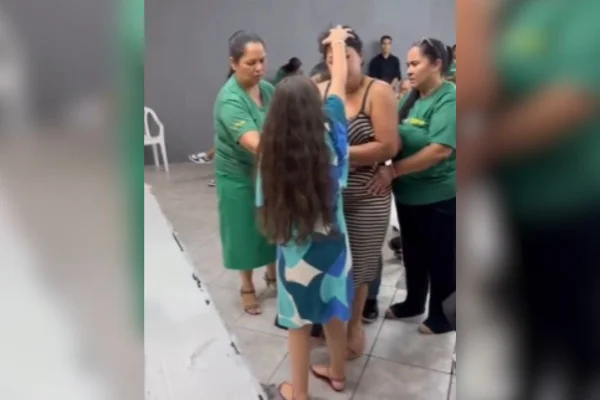 Imagem colorida de pastora mirim tirando satanás de mulher em igreja no Mato Grosso do Sul