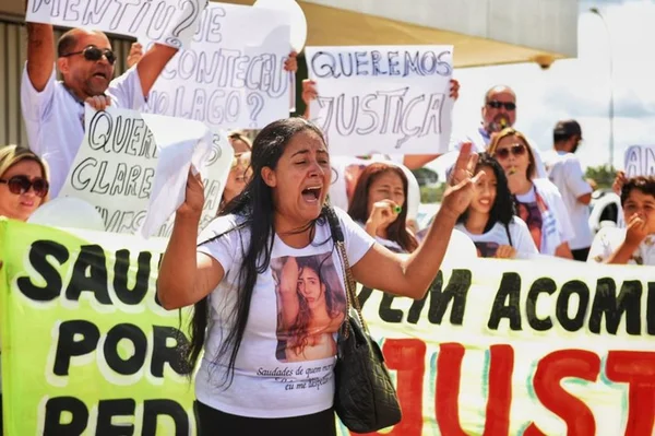 “Uma parte de mim morreu”, diz mãe de Natália, durante protesto