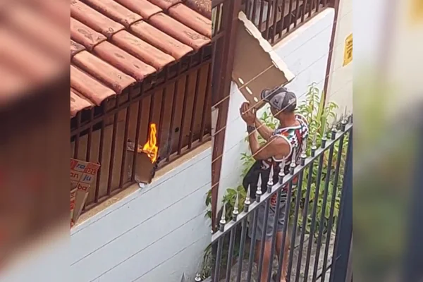 Imagem colorida de um homem ateando fogo em casa no Guará - Metrópoles