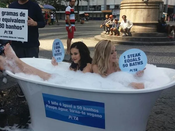 Mulheres tomam banho nuas no Rio para divulgar o veganismo
