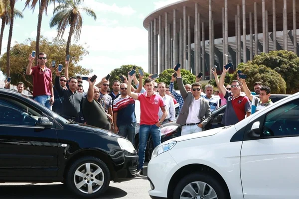 Motoristas do Uber e Cabify protestam contra alta da gasolina