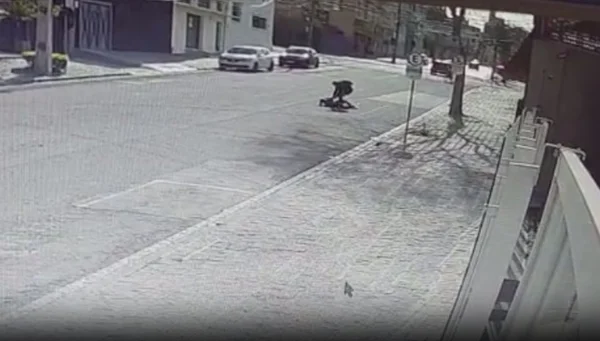 Imagens da câmera de segurança mostram idosa sendo agredida por assaltante em Curitiba - Metrópoles