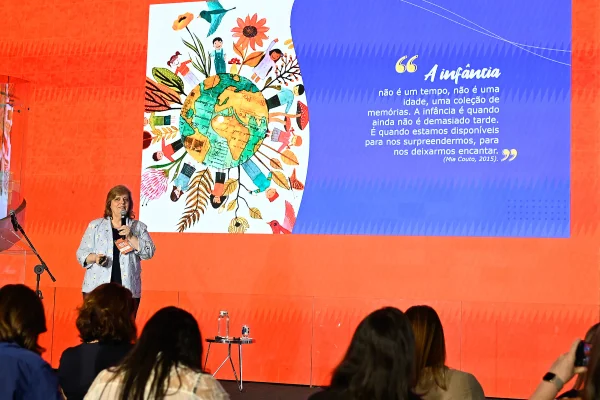 Fotografia colorida mostrando mulher discursando em palco-Metrópoles