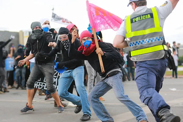 Manifestantes entram em confronto com a PM na Esplanada