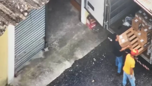 Homens descarregando caixa