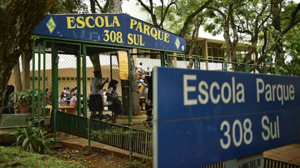 Com greve de terceirizados, sujeira toma conta de Escola Parque