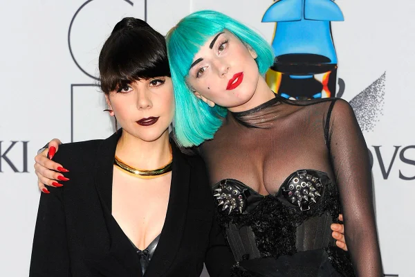 Lady Gaga ao lado da irmã