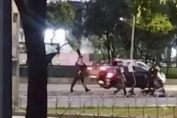 Imagem colorida de momento de tiroteio no Hospital da Restauração (HR) de Pernambuco - Metrópoles