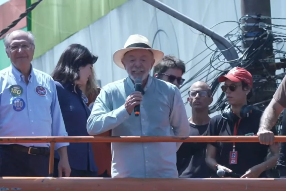 Presidente Lula durante ato de campanha em São Miguel Paulista, na zona leste de São Paulo, neste sábado (26/9) Presidente Lula durante ato de campanha em São Miguel Paulista, na zona leste de São Paulo, neste sábado (26/9)