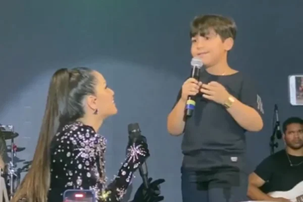 Rainha dos baixinhos? Juliette viraliza ao receber fã mirim no palco