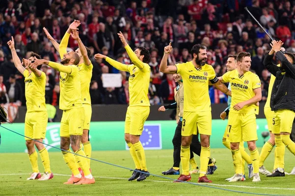 Após eliminar o Bayern de Munique na Alemanha, jogadores do Villarreal celebram a classificação para as semifinais da Liga dos Campeões