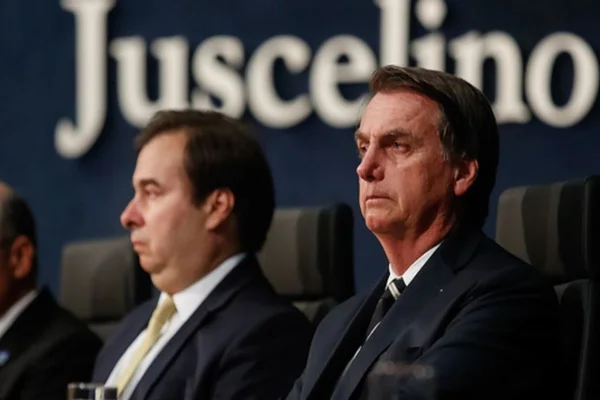 Bolsonaro tenta conter rebelião no Congresso e se reúne com Maia