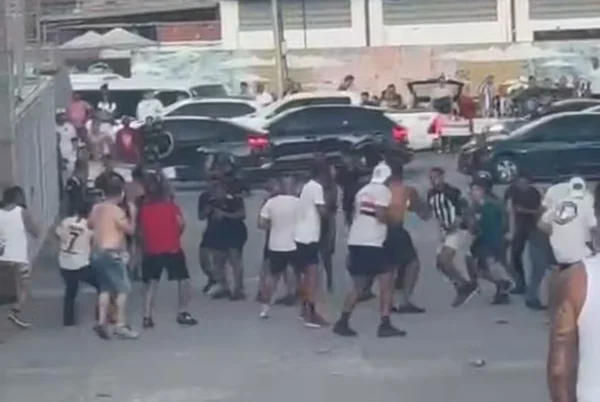 Foto colorida de torcida de Ceará e São Paulo - Metrópoles