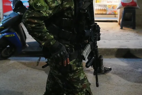 Imagem colorida de soldado do Exército de Libertação Nacional (ELN) - Metrópoles