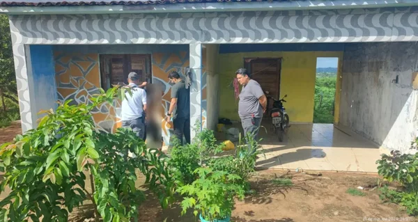 Foto colorida de suspeito sendo preso por sequestrar e namorar adolescente - Metrópoles