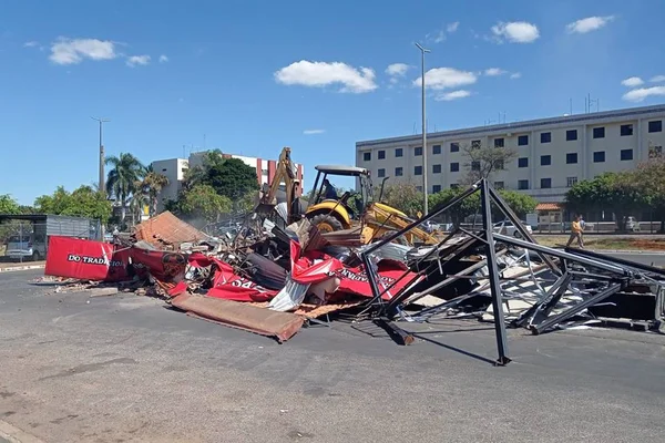 Vídeo: DF Legal faz operação e derruba hamburgueria irregular no DF