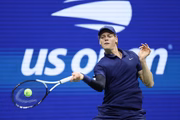 Jannik Sinner joga contra Félix Auger-Aliassime por segunda vaga na final