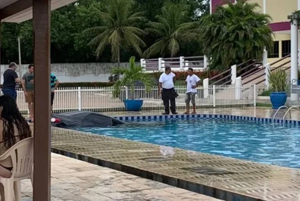 foto colorida de carro em piscina de hotel em Cristino Castro