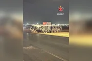 O veículo tombou no canteiro central da pista O veículo tombou no canteiro central da pista