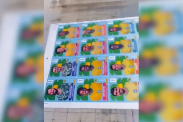 Durante a operação, a Polícia Civil apreendeu folhas com figurinhas impressas e papel fotográfico autoadesivo usado na produção - Metrópoles