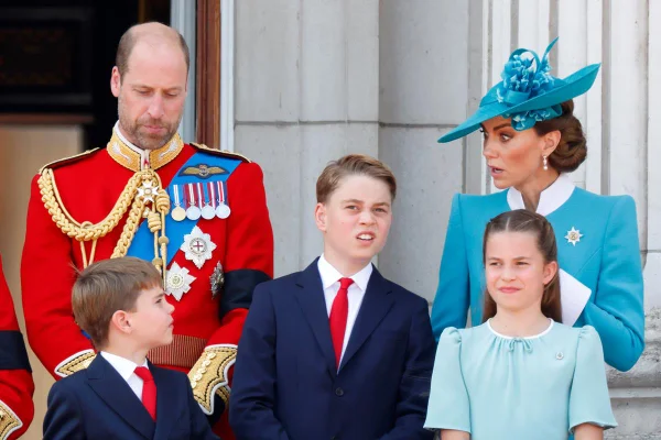 Foto colorida de homem com traje militar ao lado de mulher com roupa azul. À frente do casal, há três crianças - Metrópoles