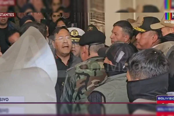 Imagem colorida mostra o presidente da Bolívia, Luis Arce, frente a frente do general Juan José Zúñiga - Metrópoles