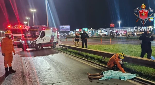 Pessoa caída em uma via - Metrópoles
