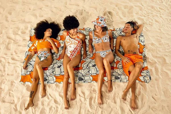 Na imagem com cor, quatro modelos negras possam para a campanha da Farm Rio - Metrópoles