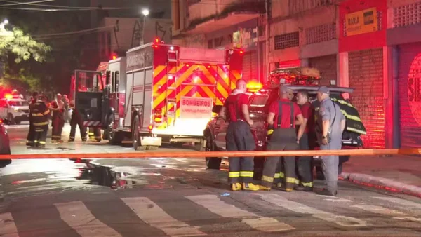 Imagem de viatura e agentes dos bombeiros em local cercado em rua - Metrópoles